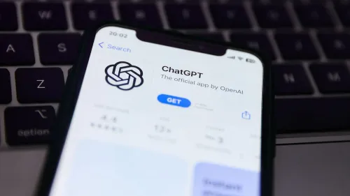 صورة لواجهة تطبيق ChatGPT على هاتف ذكي، تظهر شعار OpenAI مع زر "احصل عليه"، تعكس تدهور الخدمة بعد انقطاع جزئي.