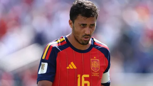 رودري قائد منتخب إسبانيا يرتدي قميص البطولة رقم 16 خلال كأس العالم 2026 مع احتمالات انتقاله إلى ريال مدريد.