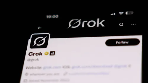 شعار Grok على شاشة هاتف ذكي، مع تفاصيل حول روبوت الدردشة الآلي والجدل المرتبط بتصريحاته السياسية.