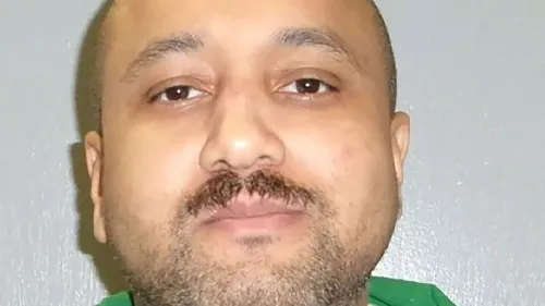 ميكال مهدي، السجين المحكوم بالإعدام، يظهر في صورة قريبة، مع تعبير هادئ، حيث يستعد لتنفيذ حكم الإعدام رمياً بالرصاص في 11 أبريل.