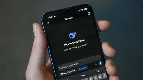 واجهة تطبيق DeepSeek على الهاتف، تعرض رسالة ترحيبية مع شعار الشركة. تشير الصورة إلى التطور في الذكاء الاصطناعي وتأثيره على السوق.