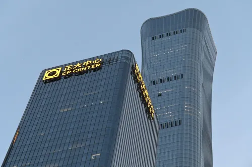 تحطم طائرة صغيرة على برج CITIC في بكين، مما أدى لمقتل الطيار وإصابة 13 آخرين، مع تساقط الحطام على الشوارع المحيطة.
