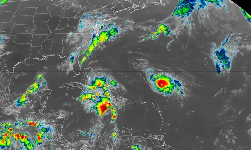 صورة توضح نظام الطقس الاستوائي، مع التركيز على منخفض استوائي قوي قرب جزر البهاما وتأثيراته المحتملة على الساحل الجنوبي الشرقي للولايات المتحدة.