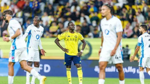 لاعبو نادي Neom Sports Club في مباراة ضمن دوري روشن للمحترفين، يرتدون الزي الرسمي الأصفر والأبيض وسط أجواء تنافسية في استاد مدينة الملك خالد بتبوك.
