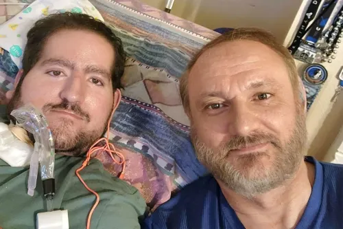 صورة تُظهر وائل طرابيشي مع والده ماهر، حيث يعاني وائل من حالة صحية خطيرة، مما يعكس معاناة العائلة بسبب احتجاز الوالد.