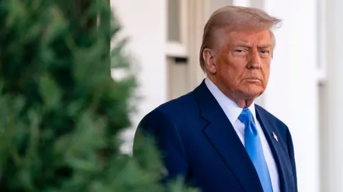 ترامب يقف بجوار شجرة، مع تعبير جاد، بينما يناقش إمكانية إنهاء النزاع بين أوكرانيا وروسيا.