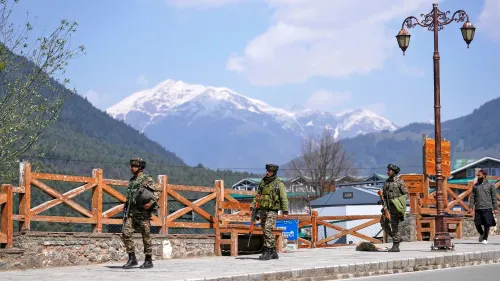 جنود من القوات الهندية في منطقة باهالغام بكشمير، خلفهم جبال مغطاة بالثلوج، في أعقاب تصاعد التوترات بعد الهجوم على السياح.