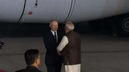 استقبال رئيس الوزراء الهندي ناريندرا مودي للرئيس الروسي فلاديمير بوتين في نيودلهي، مع خلفية طائرة، يعكس العلاقات الاستراتيجية بين الهند وروسيا.