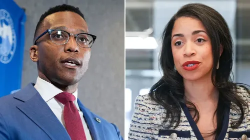 المرشحان الديمقراطيان كريستيان منفي وأماندا إدواردز يتنافسان في انتخابات الإعادة لمقعد الكونغرس في تكساس، وسط أجواء سياسية متوترة.