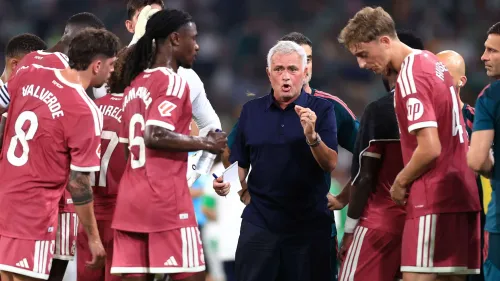 جوزيه مورينيو يتحدث بحماس وسط لاعبي ريال مدريد خلال مباراة في الدوري الإسباني، مع توتر واضح بسبب قرارات التحكيم المثيرة للجدل.