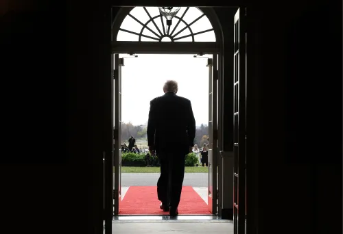 ترامب يغادر البيت الأبيض من باب مفتوح، بينما يتجمع الناس في الخارج، مما يعكس أجواء التوتر السياسي حول قضايا العدالة.