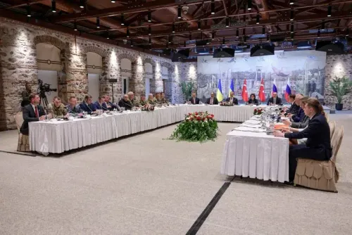 اجتماع بين ممثلين عن أوكرانيا وروسيا وتركيا، مع وجود أعلام الدول، في إطار محادثات دبلوماسية حول النزاع.