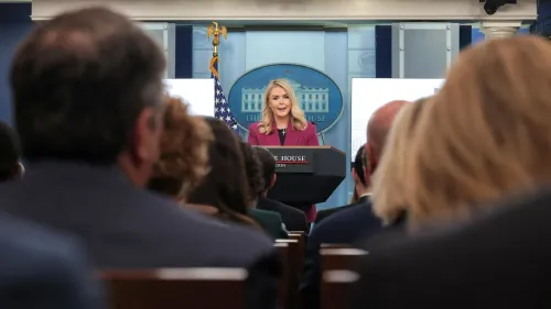 كارولين ليفيت تعقد أول إحاطة صحفية في البيت الأبيض، حيث تظهر على المنصة أمام الصحفيين، بينما تروج لسياسات ترامب.