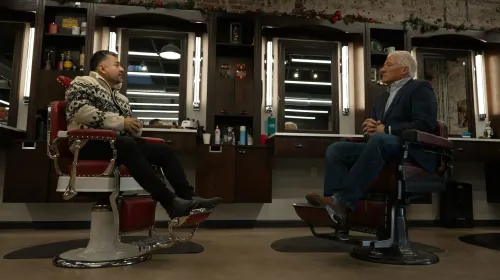 مقابلة في صالون حلاقة، حيث يجلس رجلان يتبادلان الحديث حول التحديات الاقتصادية في وادي ليهاي وتأثيرها على الحياة اليومية.