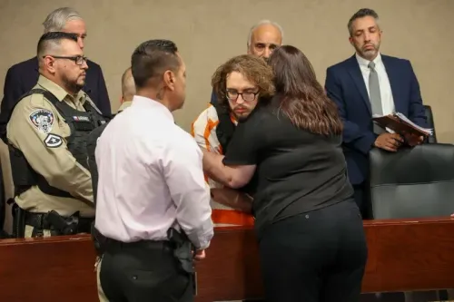 عانقت يولاندا تيناجيرو المسلح باتريك كروسيوس في قاعة المحكمة، معبرة عن التسامح بعد فقدان شقيقها في الهجوم العنصري في وول مارت.