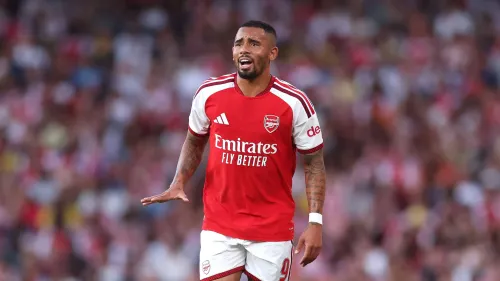 المهاجم البرازيلي جابرييل جيسوس يرتدي زي أرسنال الأحمر خلال مباراة، قبل انتقاله إلى برشلونة لتعزيز هجوم الفريق.