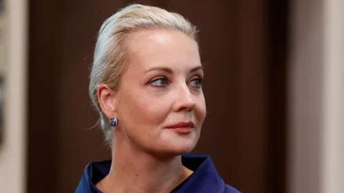 يوليا نافالنايا، زوجة المعارض الروسي الراحل أليكسي نافالني، تتحدث عن استمرار النضال من أجل روسيا حرة وسلمية بعد عام من وفاته.