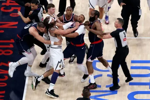 اشتباك بين لاعبي دنفر ناجتس ولوس أنجلوس كليبرز أثناء مباراة حماسية، مع تدخل الحكام وسط توتر واضح بين الفرق.