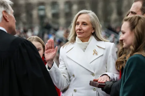 أبيغيل سبانبرغر تؤدي اليمين كأول امرأة حاكمة لولاية فرجينيا، محاطة بأفراد عائلتها، خلال مراسم رسمية في الكابيتول.