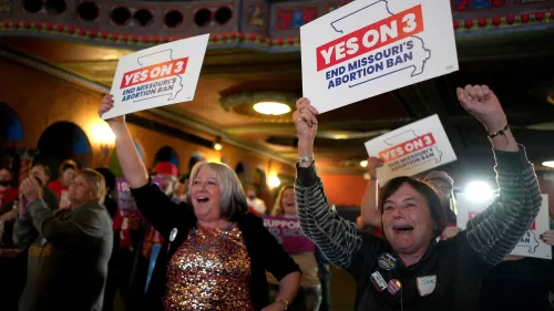 نساء يحتفلن في تجمع لدعم حقوق الإجهاض في ميسوري، يحملن لافتات تطالب بإنهاء حظر الإجهاض في الولاية.