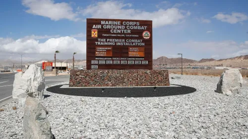 مركز القتال البري الجوي لمشاة البحرية في كاليفورنيا، مع علامة توضح تفاصيل المركز، يبرز دوره كأحد أبرز مواقع التدريب العسكري.