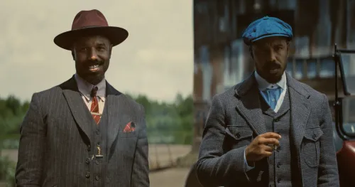 صورة لرجلين يرتديان ملابس أنيقة من فترة تاريخية سابقة، مع خلفية طبيعية، تعكس أجواء فيلم "المذنبون" الذي يناقش الثقافة السوداء.