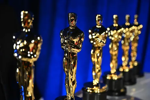 تماثيل الأوسكار الذهبية تتألق أمام خلفية زرقاء، تمثل جوائز السينما الشهيرة، استعدادًا لحفل توزيع الجوائز.