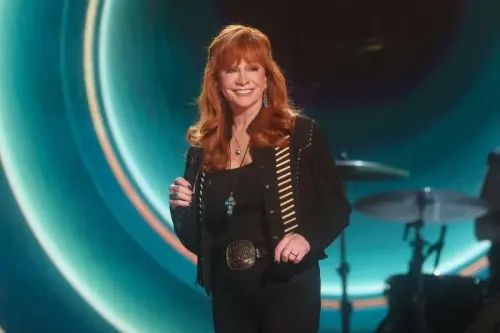 ريبا ماكنتاير على المسرح خلال حفل توزيع جوائز أكاديمية الموسيقى الريفية، حيث قدمت أغنيتها الجديدة "Trailblazer" واحتفلت بإنجازات الفنانين.