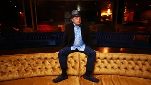 بول رودريغيز، الممثل الكوميدي البالغ من العمر 70 عامًا، يجلس على أريكة في موقع داخلي، بعد إلقاء القبض عليه بتهمة حيازة المخدرات.