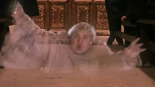 سايمون فيشر-بيكر كروح في مشهد من فيلم "هاري بوتر وحجر الساحر"، حيث يظهر في قاعة هوغوورتس.