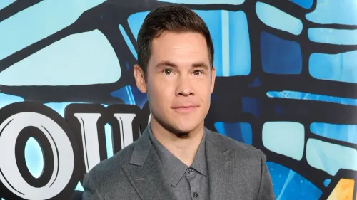 آدم ديفاين يتحدث عن تجربته مع الألم والتشنجات الناتجة عن حادث طفولته، وتأثير العلاج بالخلايا الجذعية على حالته الصحية.