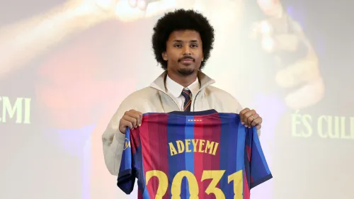 كاريم أدييمي يحمل قميص برشلونة الجديد مع اسمه ورقم 2031، بعد انضمامه للنادي استعداداً للموسم القادم.