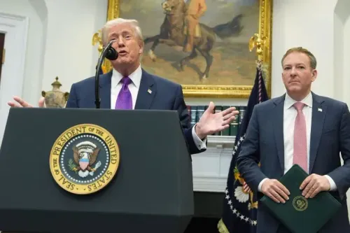 الرئيس السابق ترامب يتحدث في البيت الأبيض، مع وجود شعار الرئاسة خلفه، حول إلغاء لوائح تغير المناخ وتأثيرها على الصحة العامة.