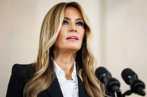 ميلانيا ترامب تتحدث في مؤتمر صحفي، مع التركيز على قضية إعادة الأطفال الأوكرانيين، تعبيرات وجهها تعكس الجدية والاهتمام.