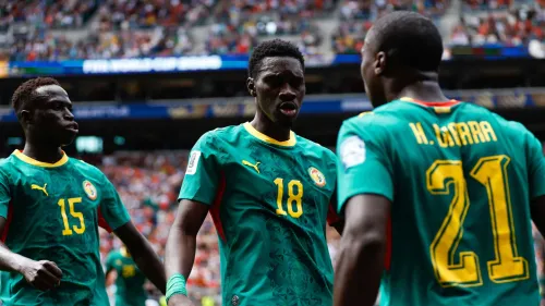 إسماعيلا سار يرتدي قميص منتخب السنغال رقم 18 خلال مباراة في كأس العالم 2026، مع زملائه في الملعب.