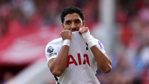 عمر مرموش لاعب توتنهام يظهر تعبيراً عاطفياً خلال مباراة الدوري الإنجليزي، مع تسليط الضوء على ضغوط التكيف والتحديات التكتيكية في الفريق.