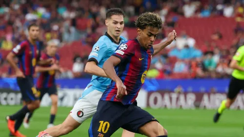 لاعب برشلونة لامين يامال يراوغ مدافع في مباراة دوري أبطال أوروبا، مسجلاً رقماً قياسياً في مشاركات الأهداف للمراهقين.