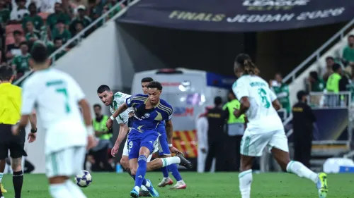 لاعب من الأهلي السعودي يراوغ لاعبًا من Auckland FC في مباراة كأس تحدّي الأندية 2026 بجدة وسط حضور جماهيري كبير.