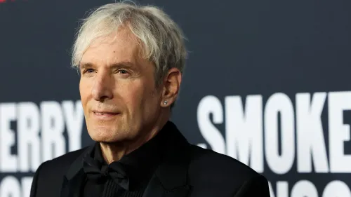 مايكل بولتون، المغني الشهير، يظهر بابتسامة خلال حدث، بعد تعافيه من سرطان الدماغ، معبراً عن تقديره للحياة ودعم عائلته.