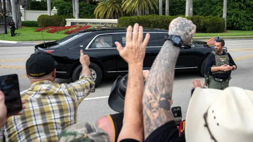 مؤيدو ترامب يلوحون له أثناء مغادرته ملعب ترامب الدولي للغولف، مع وجود عناصر أمنية في الخلفية.