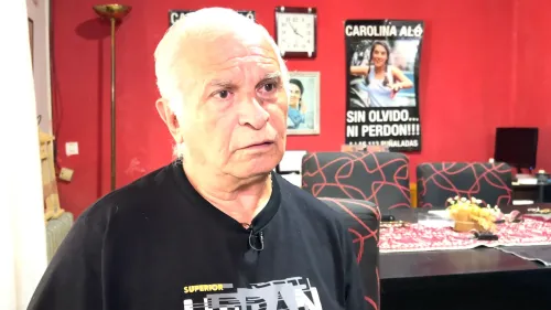 إدغاردو ألو يتحدث عن ذكرى مقتل ابنته كارولينا، مع خلفية تحمل صورتها وشعارات تتعلق بحقوق المرأة.