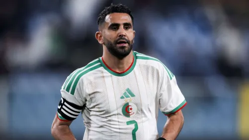 رياض محرز بقميص الجزائر يحمل شارة القيادة، مرشح للانضمام لنادي القادسية السعودي كلاعب حر لتعزيز الجناح الأيمن.