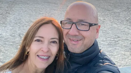 صورة لغلاديس ونيلسون غونزاليس، زوجين من كولومبيا، يبتسمان معًا على شاطئ. يعكسان قصة نضالهما في الهجرة إلى الولايات المتحدة.