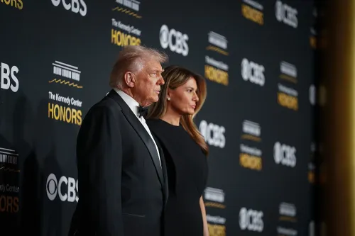 ترامب وميلانيا يقفان على السجادة الحمراء في مركز كينيدي للفنون، خلال حفل تكريم الفنانين.