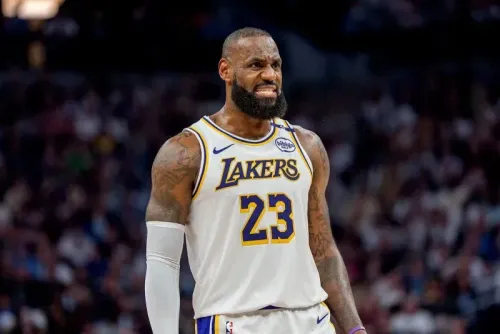 ليبرون جيمس، لاعب لوس أنجلوس ليكرز، يظهر بتعبير حماسي أثناء مباراة، مرتديًا قميص الفريق رقم 23.