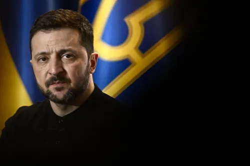 الرئيس الأوكراني فولوديمير زيلينسكي يظهر بملامح جدية، مع العلم الأوكراني خلفه، في سياق محادثات السلام المرتقبة.