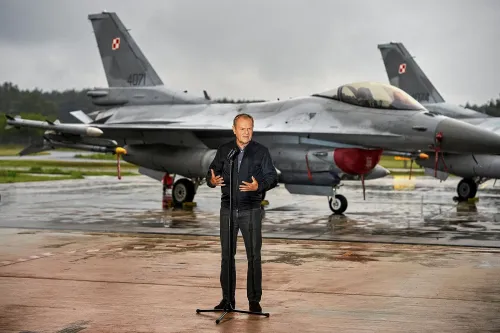 رئيس الوزراء البولندي يتحدث أمام طائرات مقاتلة من طراز F-16، مؤكدًا على أهمية تفعيل المادة 4 من حلف الناتو بسبب انتهاكات المجال الجوي.