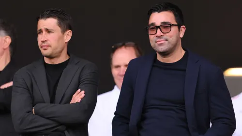 مديران رياضيان في برشلونة يراقبان تطورات صفقة انتقال غابرييل جيسوس إلى النادي الكتالوني في 2026.