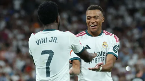 كيليان مبابي وفينيسيوس جونيور يحتفلان مع ريال مدريد خلال مباراة، في إطار حملة النادي لدعم ترشح مبابي لجائزة الكرة الذهبية 2026.