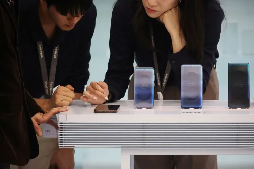 عرض لمجموعة من هواتف سامسونج Galaxy S26 في حدث إطلاق، حيث يتفاعل زوار مع الأجهزة الجديدة التي تضم ميزات الذكاء الاصطناعي.